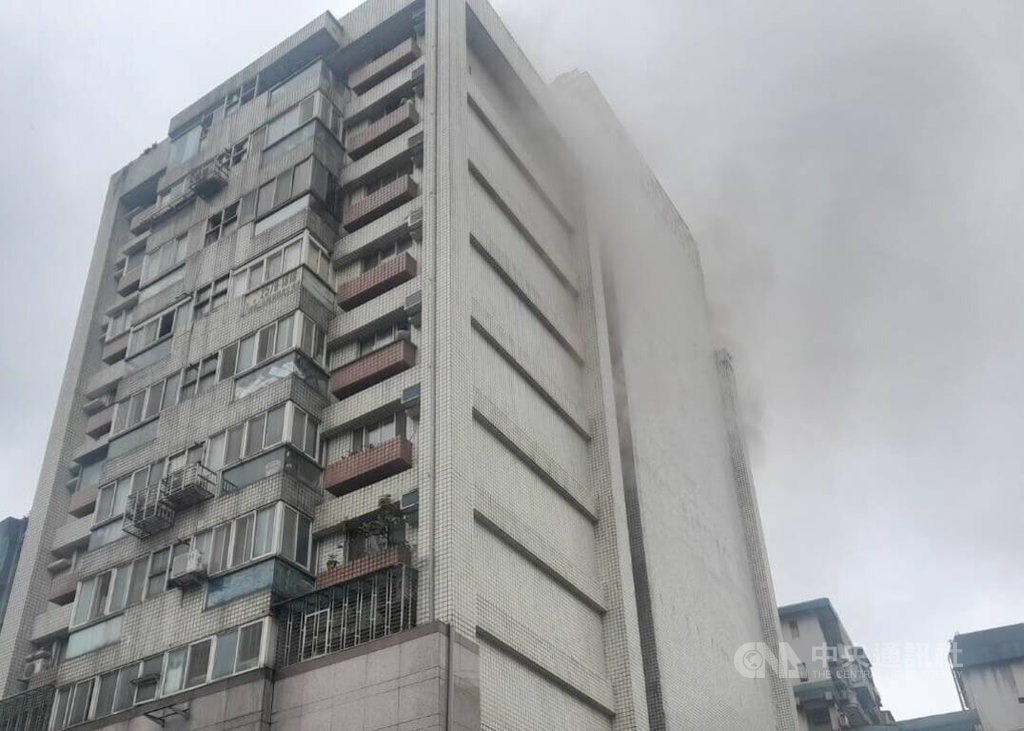 台北市八德路附近巷弄1棟大樓5日上午發生火警，冒出陣陣濃煙，消防局獲報立即派出人車前往現場搶救。（翻攝照片）中央社記者劉建邦傳真　115年6月5日