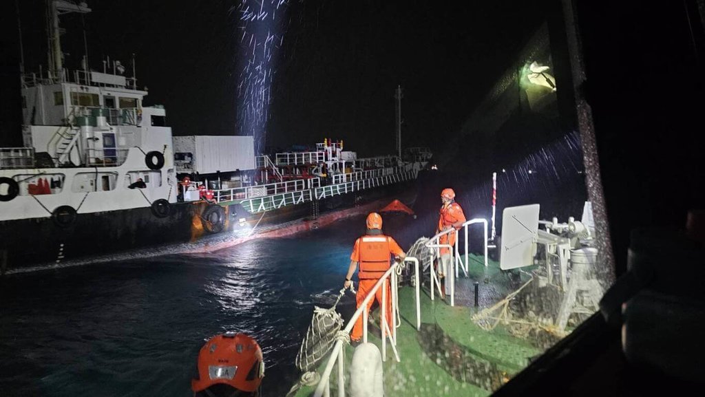 聖克里斯多福籍「寶瓶星（AQUARIUS）」油輪4日晚間在高雄彌陀西南方海域機艙進水，9名船員施放救生筏準備棄船逃生，台南海巡隊獲報馳援。（海巡署提供）中央社記者張榮祥台南傳真　115年6月5日