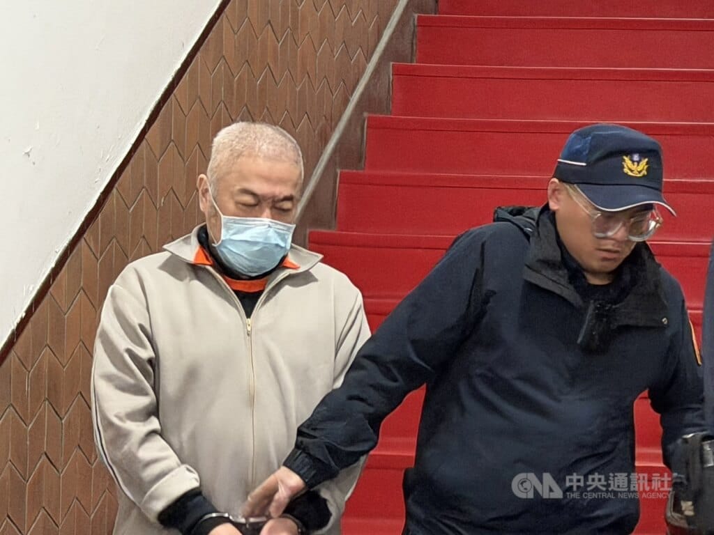 遠東航空董事長張綱維（左）1月出庭。（中央社檔案照片）