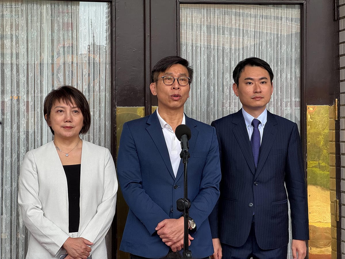 民進黨立委鍾佳濱(中)提出的「無人載具產業創建特別條例」草案，今日於立院院會遭藍白聯手退回程序委員會，他與民進黨團書記長范雲、綠委陳冠廷共同受訪。 圖：金大鈞／攝