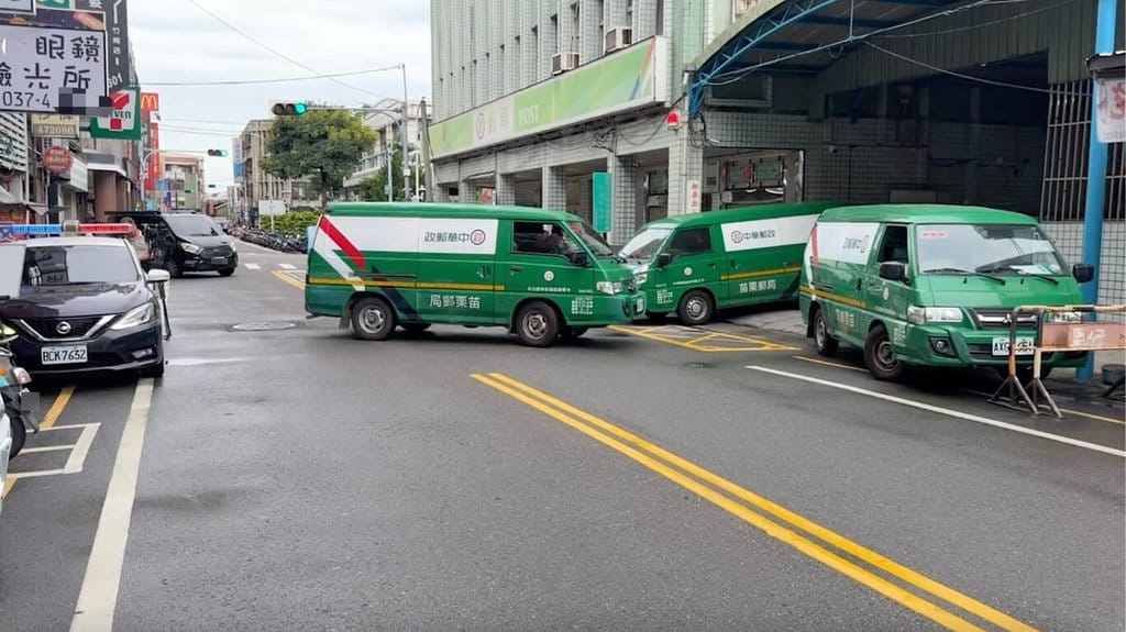 中華郵政公司苗栗郵局轄下竹南郵局4日下午發生凶殺案，住在竹南郵局對面的36歲劉姓男子疑不滿郵局搬運聲響太大，持菜刀將正在作業的61歲外包司機楊姓男子砍死；劉男隨後遭警方逮捕，依殺人罪嫌偵辦。（民眾提供）中央社記者管瑞平傳真　115年6月5日