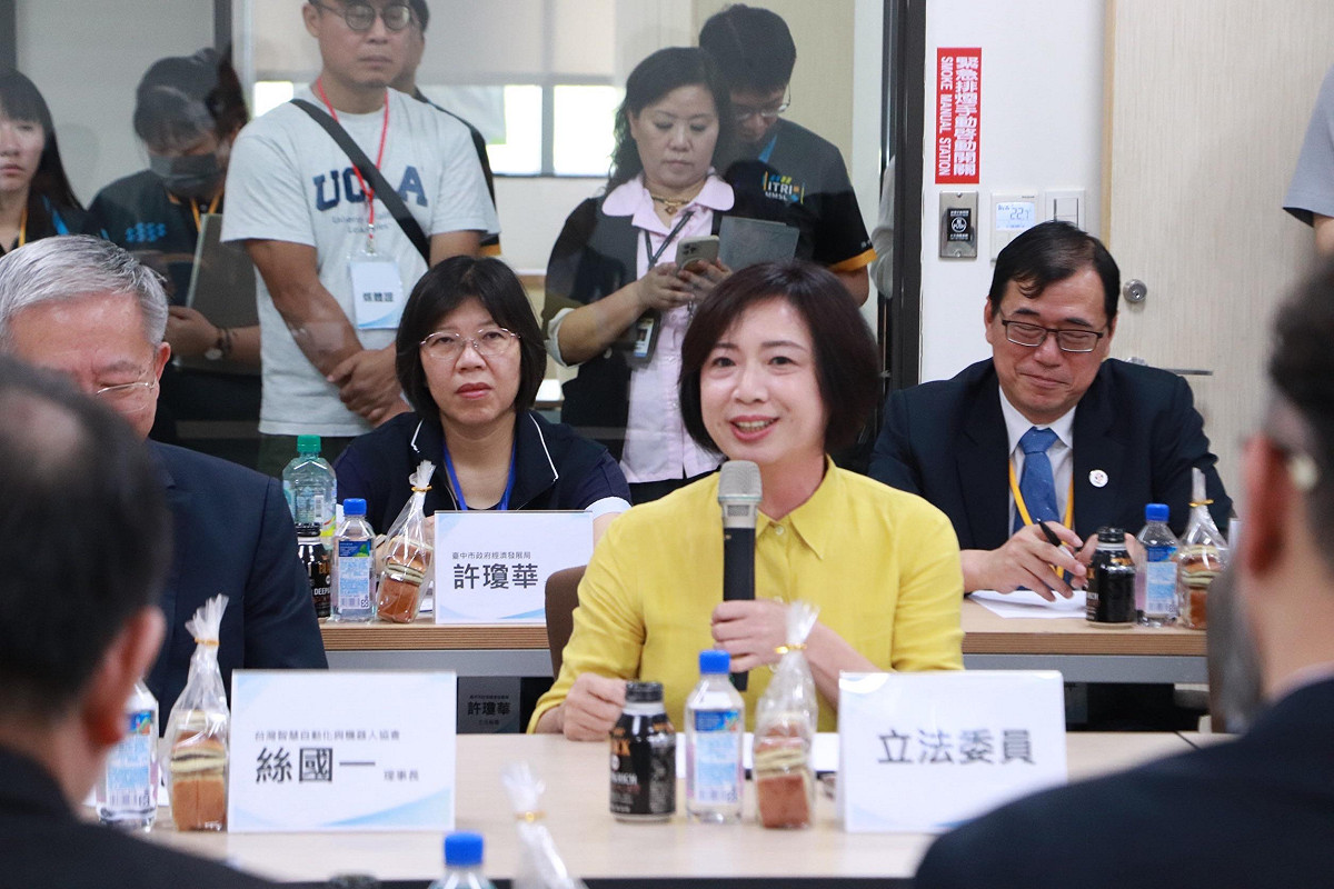 何欣純當場向行政院及經濟部拋出政策藍圖，承諾未來若擔任台中市長，將建立「創新研發平台」，全力協助基層黑手「看得到機會、跟得上轉型」，進一步接軌航太、軍工及AI高階產業鏈。 圖：何欣純辦公室/提供