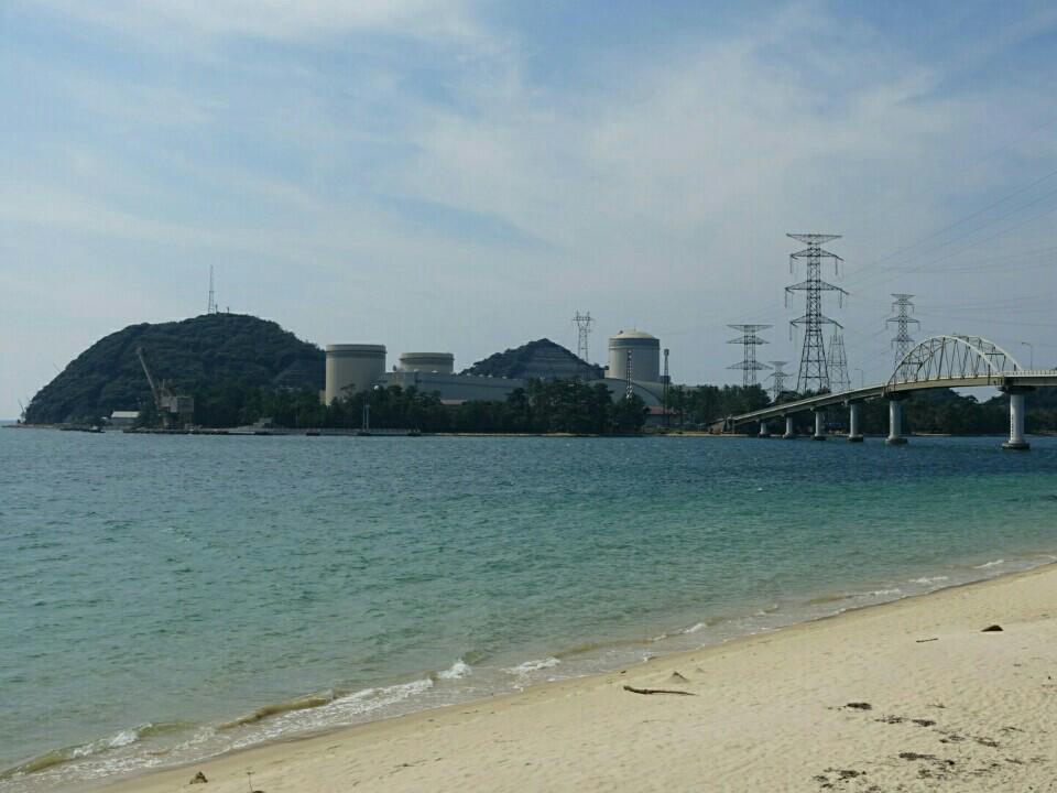 日本關西電力美濱核電站。該站1號機1970年開始運轉，2號機1972年運轉；均於2015年廢爐。目前為重建熱門選項。 圖：翻攝「X」@shinsuke2u