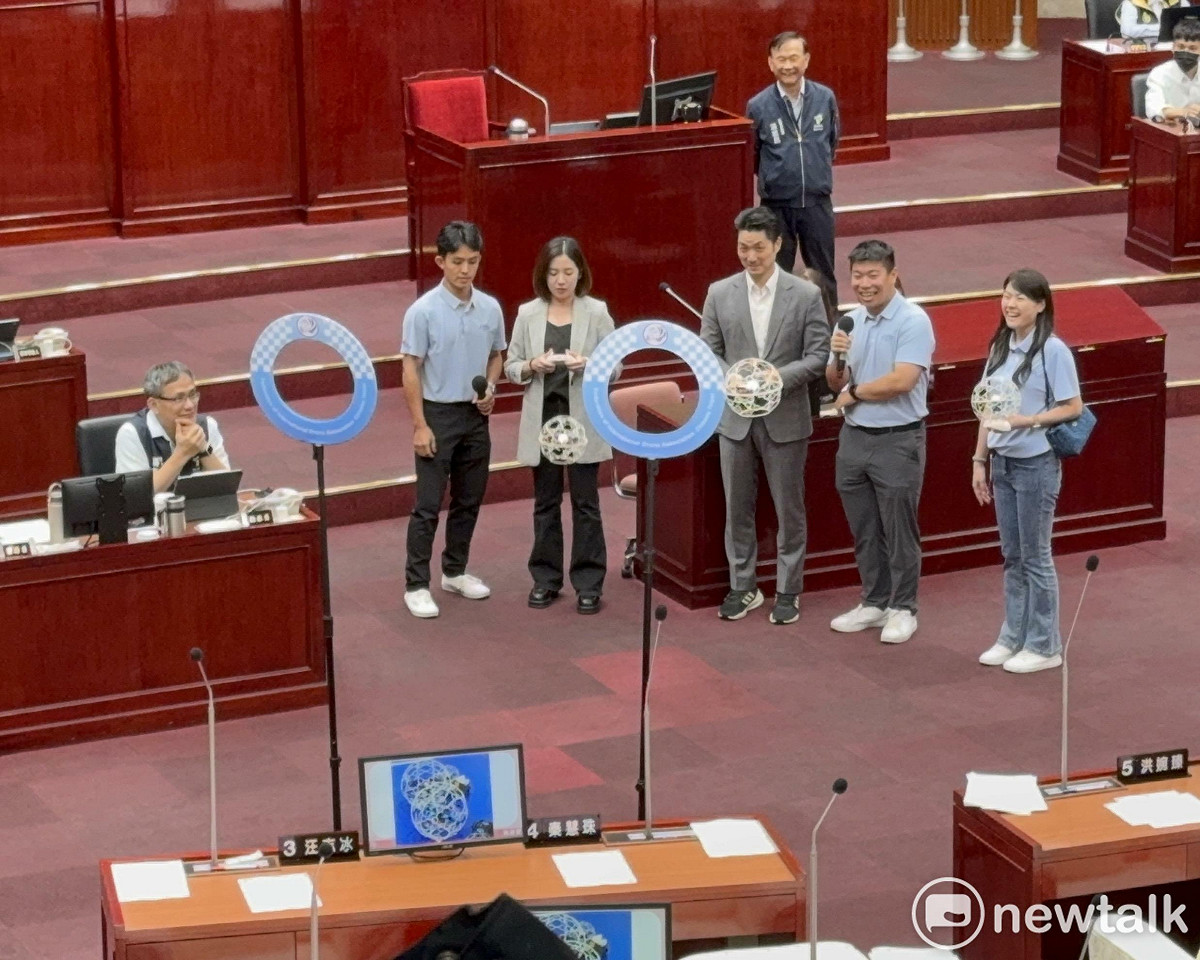 台北市長蔣萬安與民眾黨議員黃瀞瑩體驗無人機足球。 圖：周煊惠 / 攝