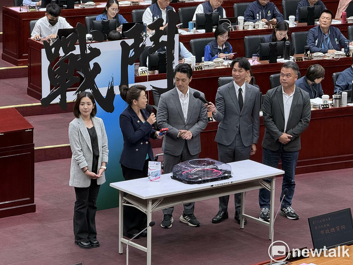 台北市長蔣萬安（中）今在民眾黨議員黃瀞瑩（左1）、林珍羽（左2）、張志豪（右1）、陳宥丞（右2）邀請下體驗玩戰鬥陀螺。 圖：周煊惠 / 攝