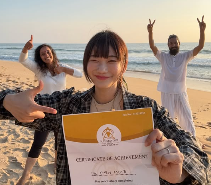 愛莉莎莎(中)先前與尼泊爾瑜珈老師Raj Karmayogi合作推出線上課程，怎料事後卻爆出分潤糾紛。 圖：翻攝自愛莉莎莎IG
