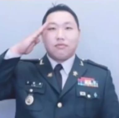 該名男子很可能是在京畿道坡州市服役的現役軍官，初級軍事法庭於當地時間 2 日公布一審判決結果，判處該名男子 30 年監禁。 圖：擷取自 @xinwendiaocha X 分享影片