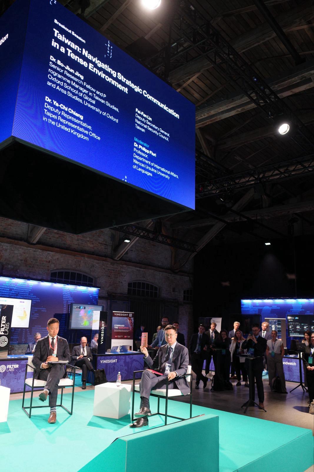 林飛帆帶著小橘書出席「2026年里加戰略溝通對話」(Riga Stratcom Dialogue 2026)。 圖：國安會提供