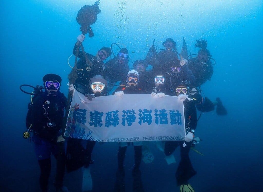 屏東縣環保局熱愛潛水人員結合滿州鄉在地熱心潛水員，一同深入九棚衝浪基地海域淨海，將廢棄漁網、塑膠垃圾及各類海漂廢棄物打撈上岸。（屏東縣環保局提供）中央社記者黃郁菁傳真 115年6月5日