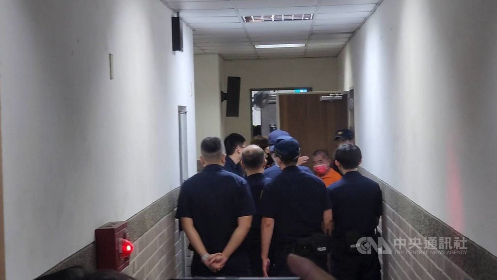 高雄連環殺人分屍案審結，高雄地方法院5日在國民法官法庭宣判，犯嫌張介宗（橘衣者）遭判死刑。法官剛宣布被告還押後，3名受害者家屬突然當庭衝上前攻擊張介宗，法警緊急制止，事後張介宗在大批警力戒護下還押。中央社記者洪學廣攝　115年6月5日