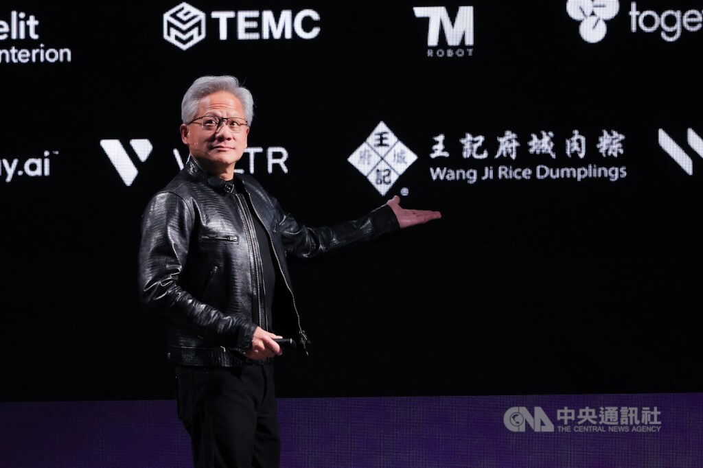 AI晶片大廠輝達（NVIDIA）執行長黃仁勳1日在台北流行音樂中心舉行GTC Taipei大會主題演講，投影片秀出的供應鏈背板有超過300家台灣廠商與機構入列，意外出現黃仁勳訪台必吃的幾家餐廳，包括磚窯、花娘小館、富霸王豬腳等。（中央社檔案照片）