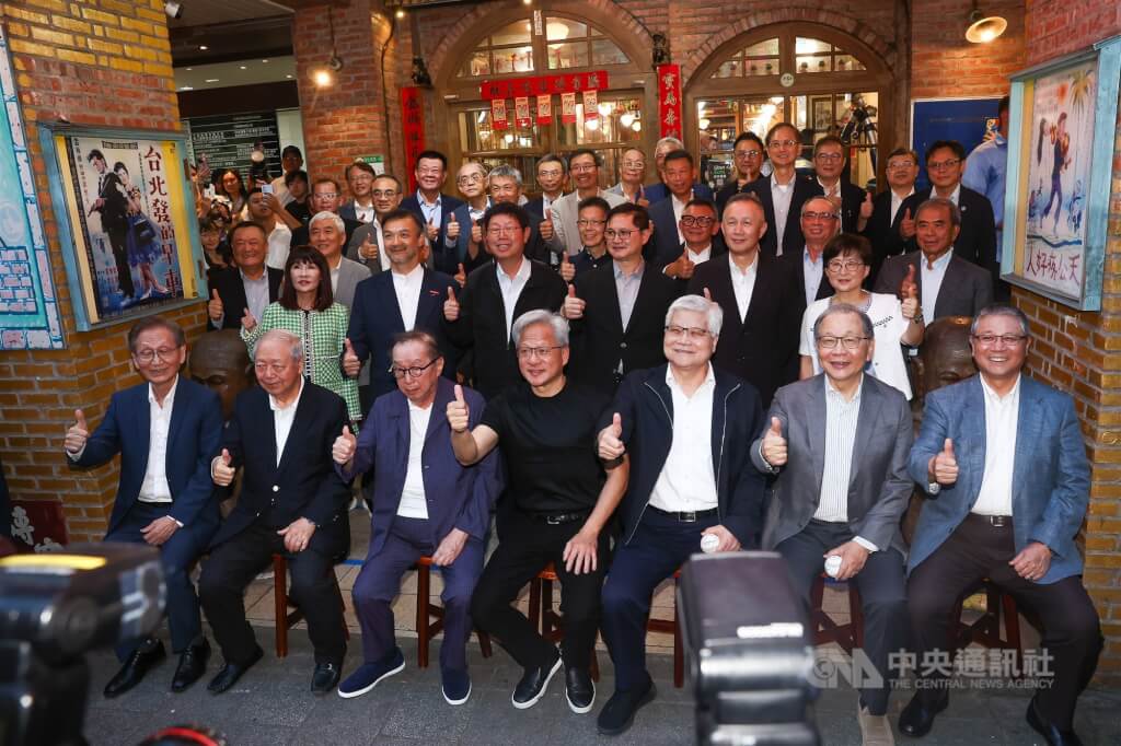 輝達執行長黃仁勳（前中）5月28日晚間在台北出席宴請供應鏈夥伴的「兆元宴」，餐前邀請華碩董事長施崇棠（前左起）、廣達副董事長梁次震、廣達董事長林百里，緯創董事長林憲銘（前右起）、聯發科執行長蔡力行、台積電董事長魏哲家以及鴻海董事長劉揚偉（2排左3起）、和碩董事長童子賢、緯創總經理林建勳等人一同比讚合影。（中央社檔案照片）