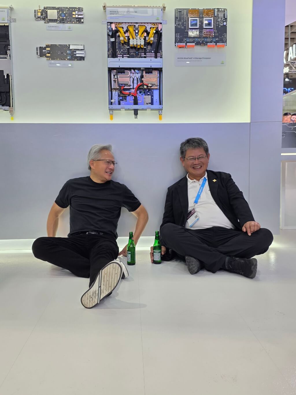 輝達（NVIDIA）執行長黃仁勳（左）3日造訪台北國際電腦展（COMPUTEX）展場，與技嘉集團總經理李宜泰（右）聊得興起，兩人直接盤腿坐在地板上，各拿一瓶台灣啤酒暢快大笑及對飲。（技嘉提供）（飲酒過量有礙健康，酒後請勿開車）