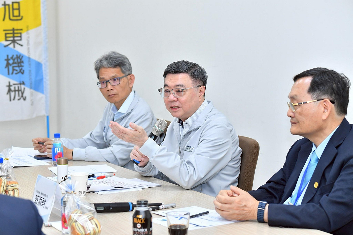行政院長卓榮泰今（5）日前往台中參訪旭東機械工業股份有限公司參訪致詞時表示，為協助國內智慧機器人產業發展，政府跨部會合作推出「智慧機器人產業推動方案」，2026至2029年預計投入200億元。 圖：行政院提供