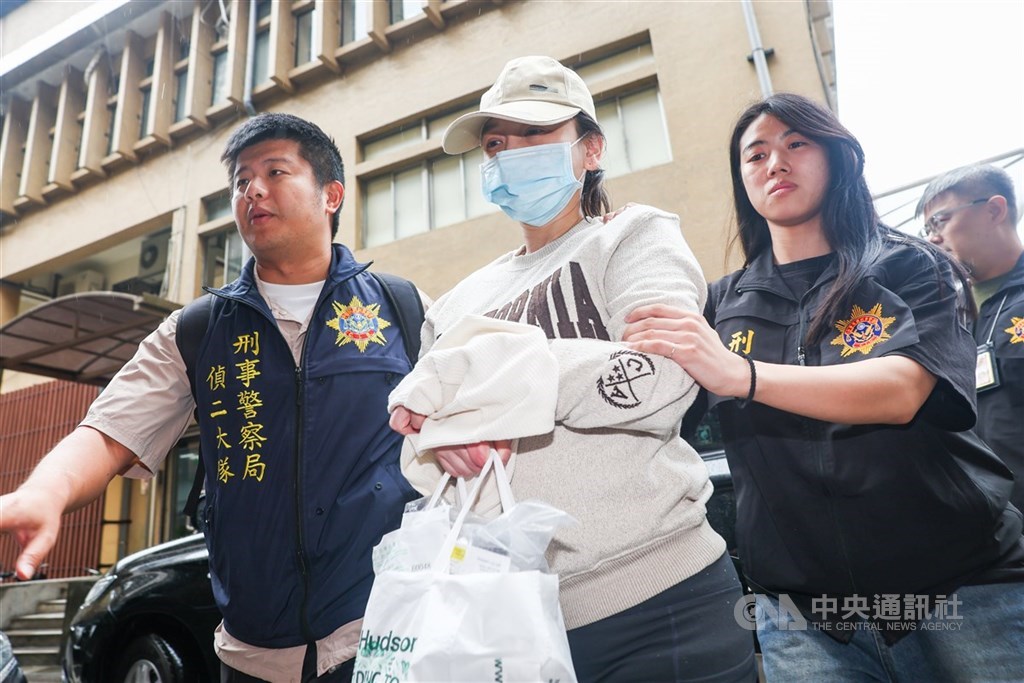 涉犯毒品等案遭通緝的劉喬安（前中）潛逃美國多年，在美落網後被押解返台，5日下午移送至新北地檢署歸案。 中央社記者王騰毅攝　115年6月5日