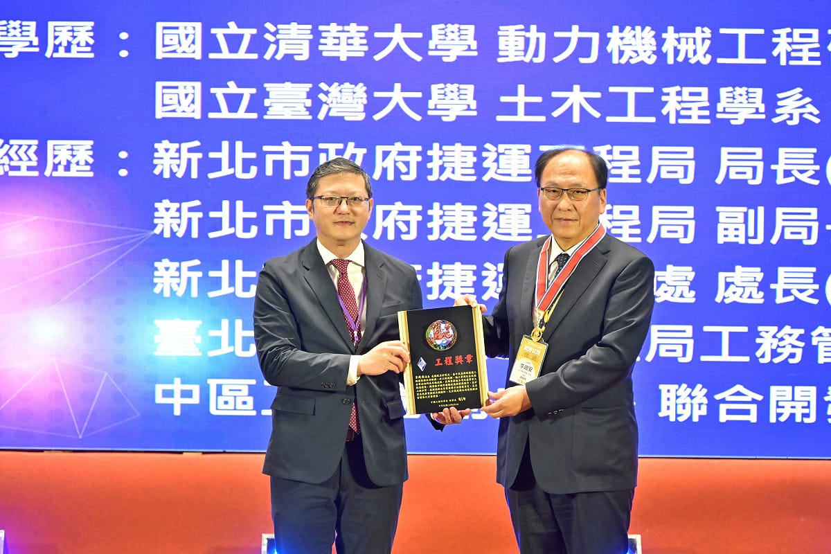 李怡德(左)頒發最高榮譽「工程獎章」給李政安(右)。 圖：中工會/提供