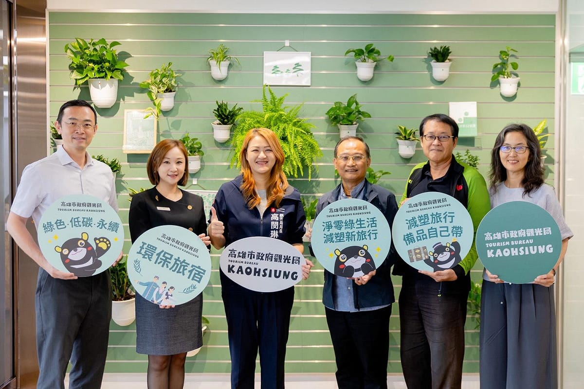 高市觀光局長高閔琳(左三)、副局長劉秀英(右一)與第一場說明會講座合影。  圖：高雄市觀光局/提供