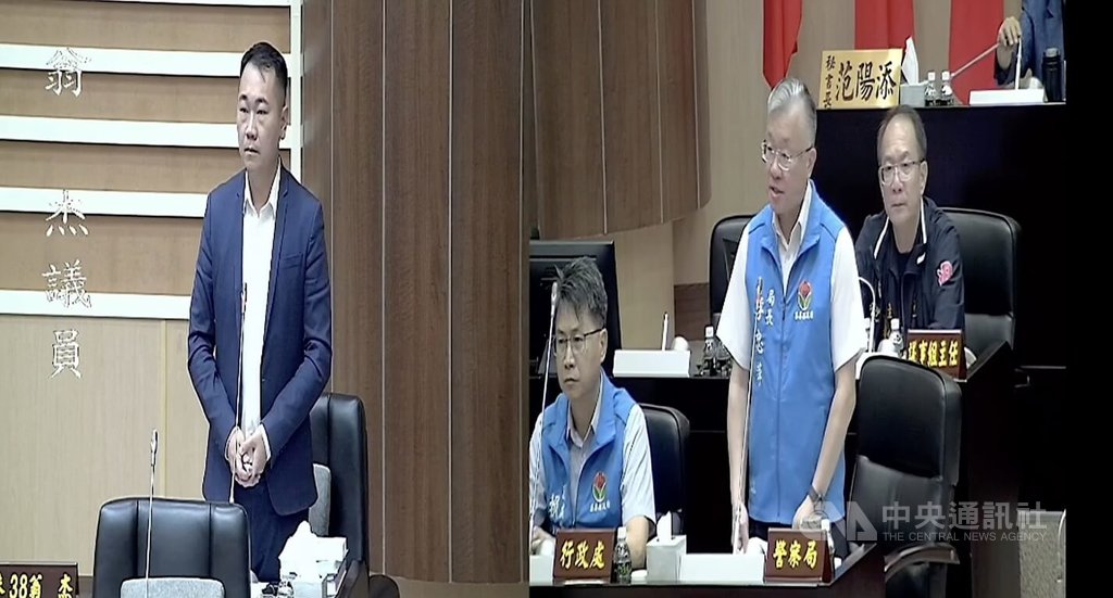 苗栗縣竹南郵局4日發生外包司機遭砍命案，警察局長李忠萍（前右）5日在議會接受民主進步黨籍議員翁杰（左）質詢，還原事件發生時間軸。（翻攝自苗栗縣議會網站）中央社記者管瑞平傳真　115年6月5日