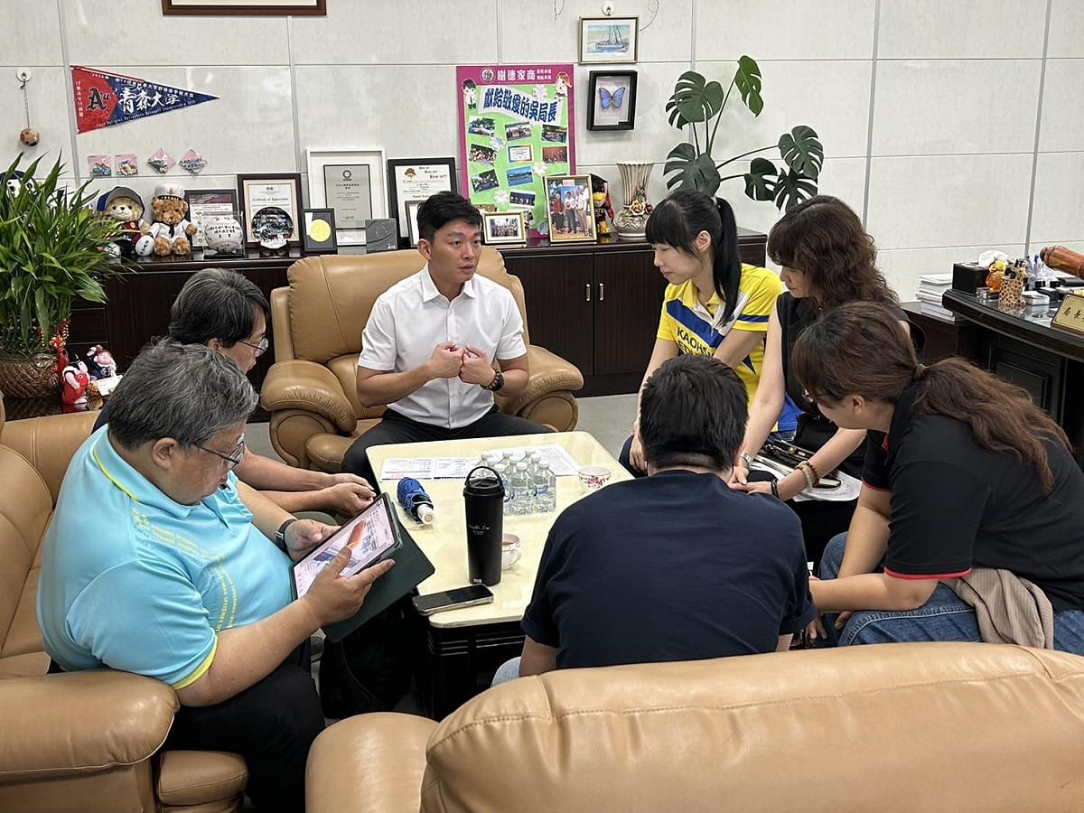 高市教育局長吳立森(左三)透過廣納各方意見，共同建立完善的溝通支持機制，減輕學校老師第一線行政負擔。 圖：高雄市教育局/提供