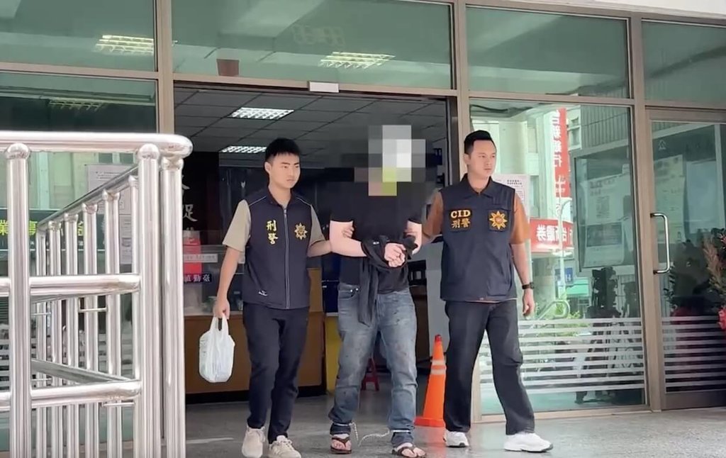 中華郵政公司楊姓外包司機4日到竹南郵局載運郵件，卻遭長期不滿郵局噪音的劉姓男子（中）砍殺身亡。。（警方提供）中央社記者管瑞平傳真　115年6月5日