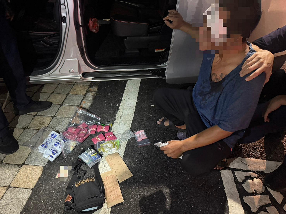 毒駕的雷姓男子被捕後， 於車上搜出大量毒品。 圖：孫家銘翻攝
