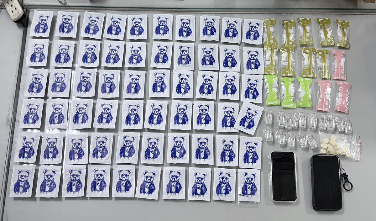 前鎮警於雷男車上查獲的毒品咖啡包及K他命等毒品。 圖：孫家銘翻攝