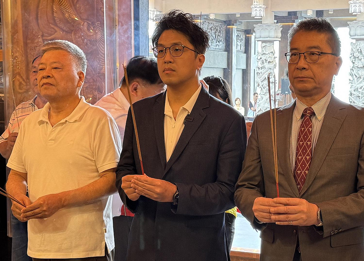 民進黨立委沈伯洋與民進黨秘書長徐國勇到內湖碧山巖參拜 圖：林朝億/攝