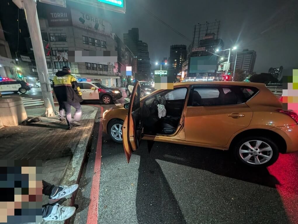 台中市西區五權路與柳川西路二段口5日發生自撞橋梁護欄交通事故，警方到場針對駕駛實施毒品唾液快篩呈陽性反應，全案依法移送台中地檢署偵辦並建請羈押。（民眾提供）中央社記者郝雪卿傳真   115年6月6日