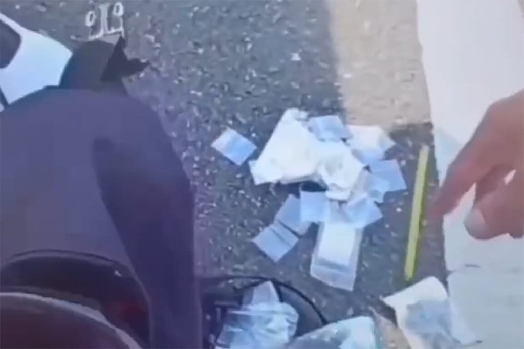 南投縣政府警察局埔里分局於5月29日查獲許姓男子涉嫌毒駕，在其背包內起出疑似毒品及吸食器，經毒品快篩呈陽性反應，依法逮捕移送，檢察官複訊後聲押獲准。（讀者提供）中央社記者鄭維真傳真 115年6月6日
