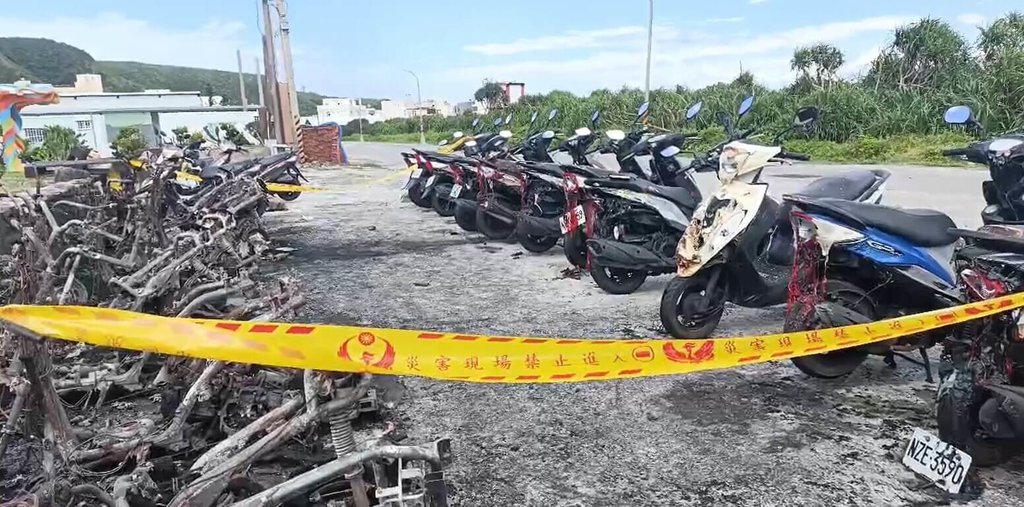 綠島進入觀光旺季，6日凌晨觀光客停放路旁的整排租賃機車陷入火海，有21台全燒毀或是受損，警方朝向是否人為縱火偵辦。（李姓讀者提供）中央社記者盧太城台東傳真 115年6月6日