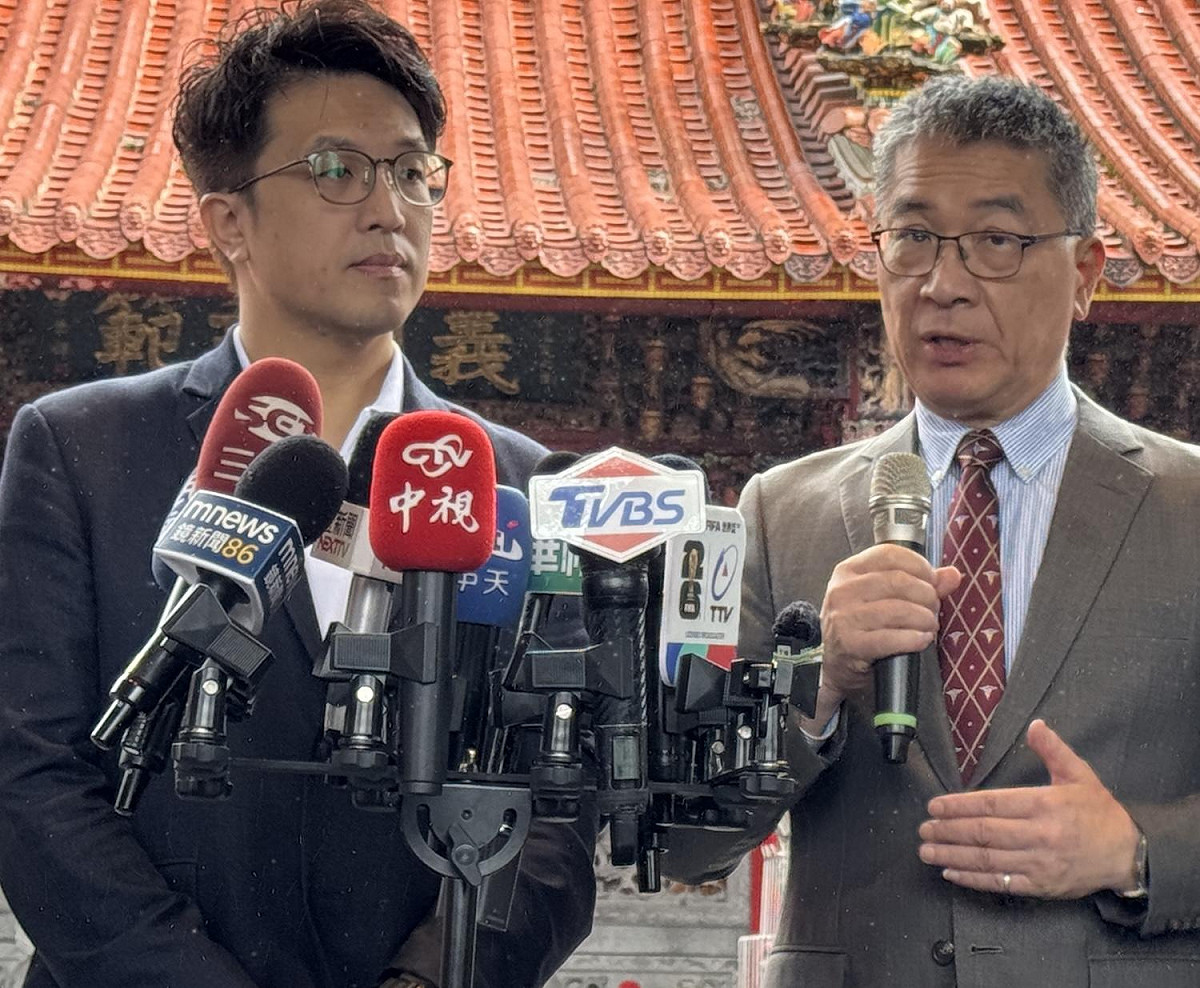 民進黨不分區立委沈伯洋及秘書長徐國勇 圖：林朝億/攝