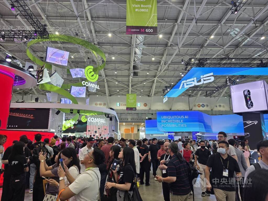 輝達（NVIDIA）執行長黃仁勳掀起的AI旋風，再度席捲今年台北國際電腦展（COMPUTEX），大批國內外業者朝聖，帶動大台北地區飯店住房率飆升、餐飲業績成長。中央社記者江明晏攝　115年6月6日