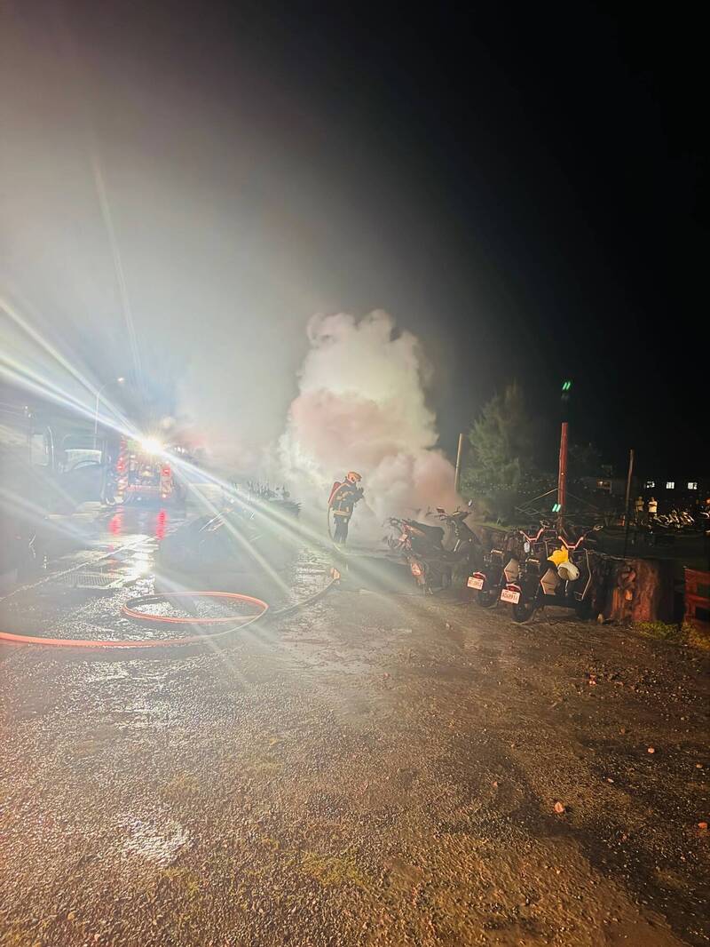 台東縣消防局表示，今日凌晨2時37分獲報，柴口一帶有民宿傳出火警，報案人指稱有多台機車起火，有火及濃煙。 圖：台東縣消防局／提供
