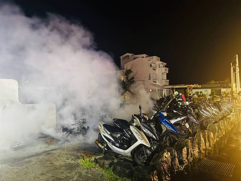 台東縣警察局台東分局指出，目前正在釐清主因，不排除人為縱火的可能。 圖：台東縣消防局／提供