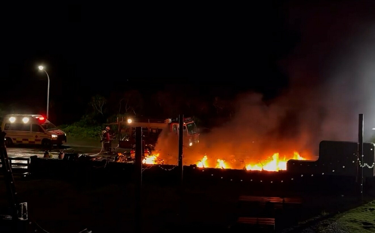 (影)火光照亮夜空！綠島民宿前21機車陷火海 不排除人為縱火