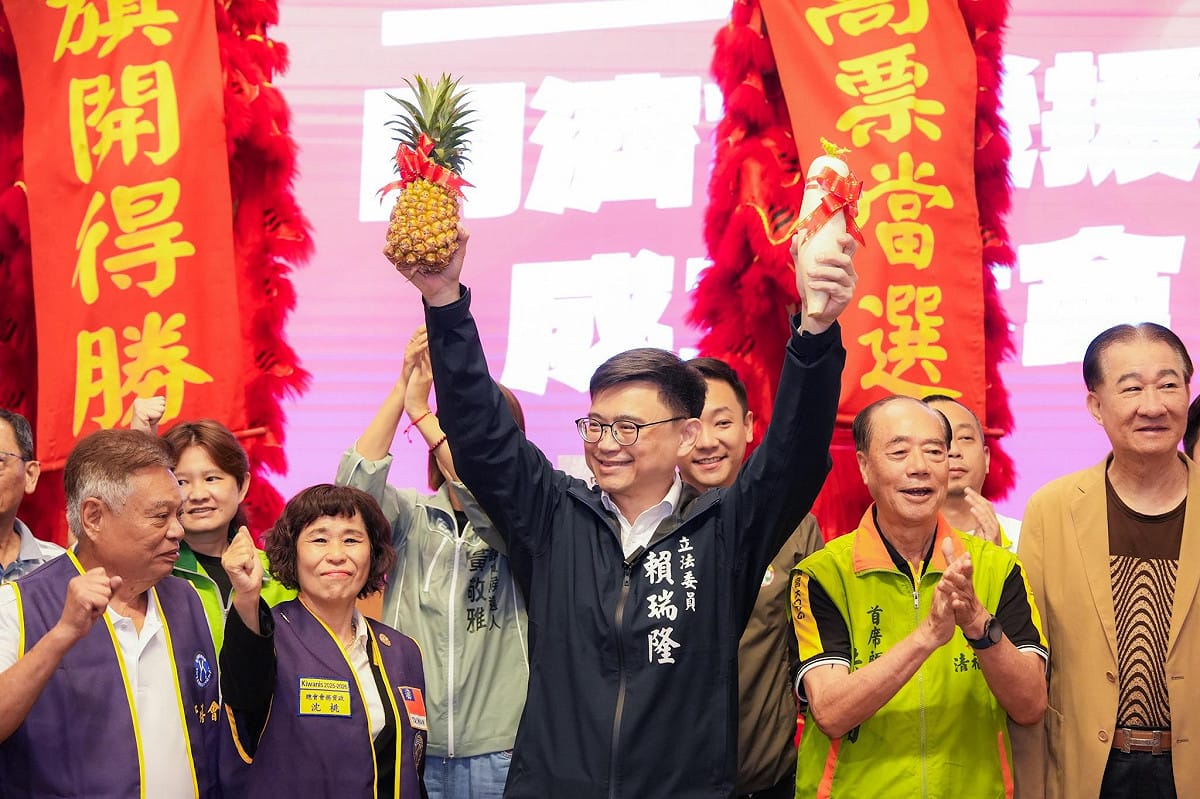 賴瑞隆(中)出席「國際同濟會高屏區後援會成立大會」。 圖：賴瑞隆服務處/提供