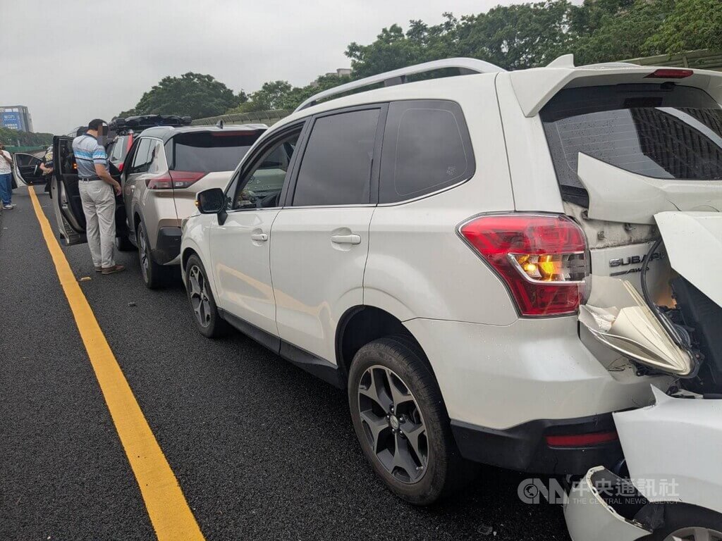 國道3號北向48公里處、三鶯交流道處附近6日上午發生2起交通事故，共有9輛車碰撞，警方表示，初步調查無酒駕、無人傷亡，將進一步釐清案發原因。（翻攝畫面）中央社記者黃旭昇傳真  115年6月6日