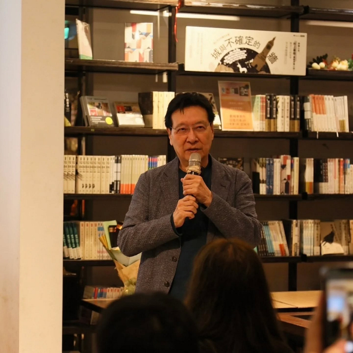 趙少康出席黃國昌新書《向光前行》發表會，稱讚黃國昌具備「有原則、站得穩」的政治人物特質。 圖：翻攝自 趙少康臉書