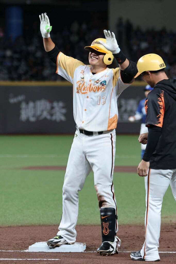 中華職棒統一7-ELEVEn獅隊42歲野手陳鏞基（左）2026年球季結束將引退，5日在台北大巨蛋盜壘成功，延續個人連16季盜壘紀錄，接下來還要拚連16季開轟。（統一獅隊提供）中央社記者蘇志畬傳真　115年6月6日