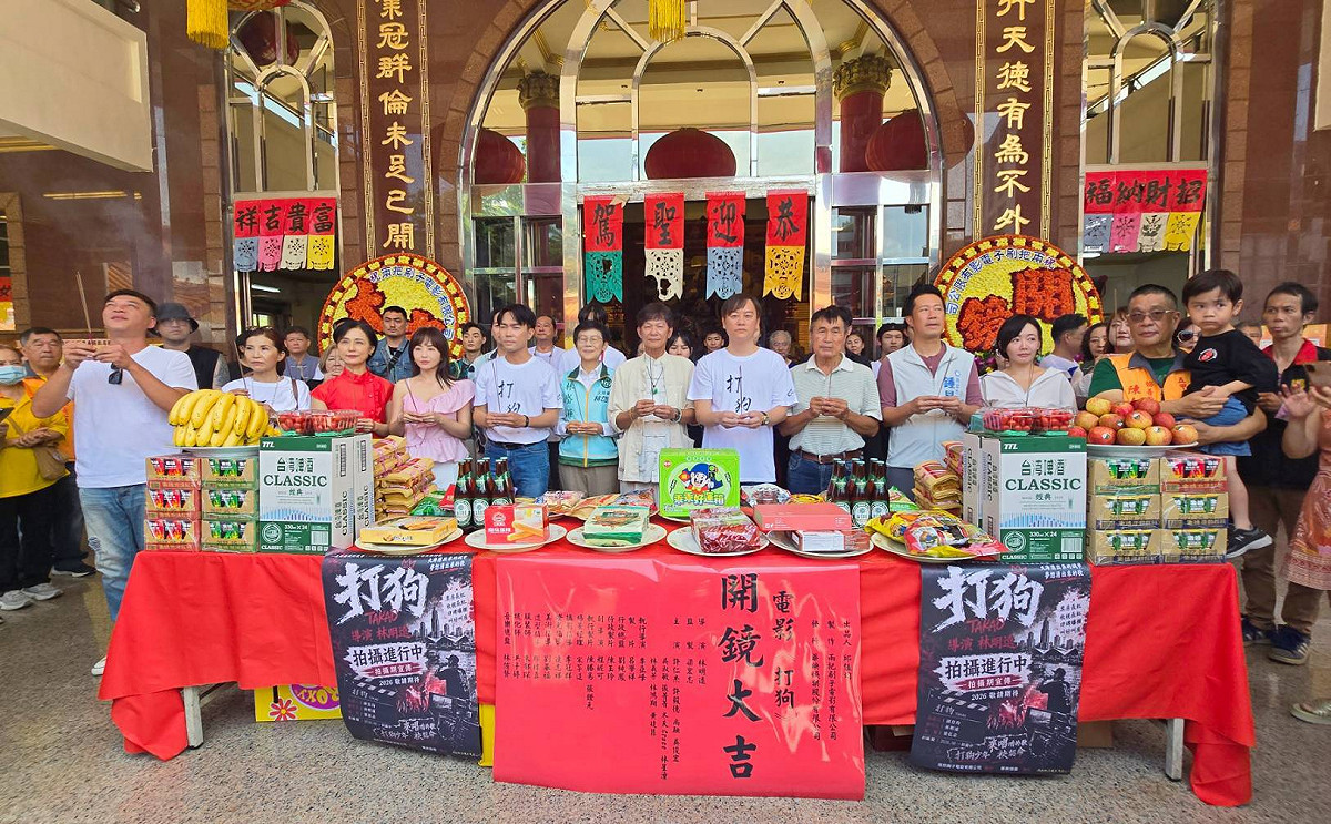 電影《打狗》在五甲關帝廟舉行開鏡典禮，全劇主要演員與幕後劇組共同焚香祈求電影拍攝順利。 圖：兩把刷子電影有限公司/提供