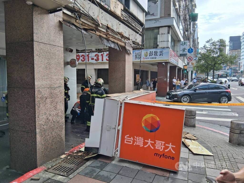 台北市忠孝東路4段附近6日發生電信業者招牌掉落砸傷人事件，傷者為2名女性，送醫前皆意識清醒，另有3輛機車也被波及受損。（翻攝畫面）中央社記者劉建邦傳真　115年6月6日