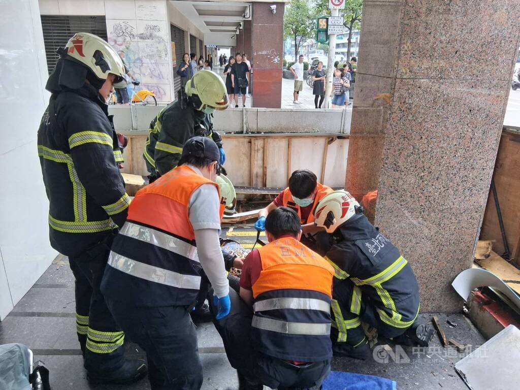 台北市忠孝東路4段附近6日發生電信業者招牌掉落砸傷人事件，2名傷者送醫前皆意識清醒。（翻攝畫面）中央社記者劉建邦傳真　115年6月6日