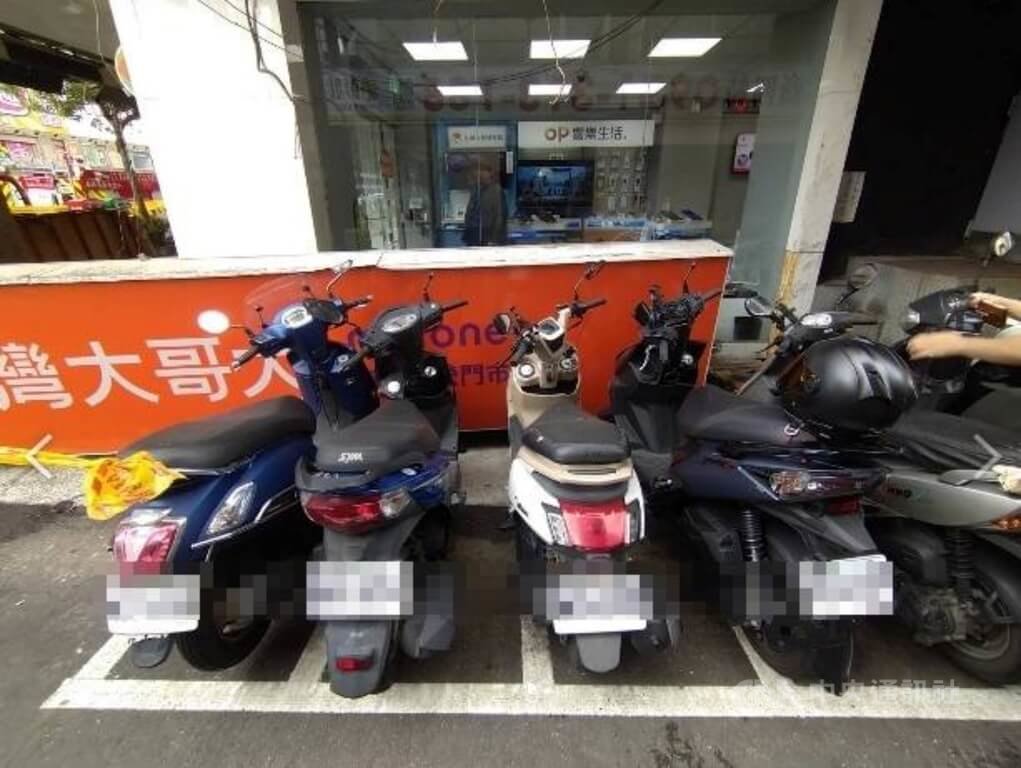 台北市大安區忠孝東路4段附近6日發生意外，警消到場發現是台灣大哥大店家招牌掉落砸傷民眾，2名傷者為女性，另有3輛機車輕微受損。（翻攝畫面）中央社記者劉建邦傳真　115年6月6日