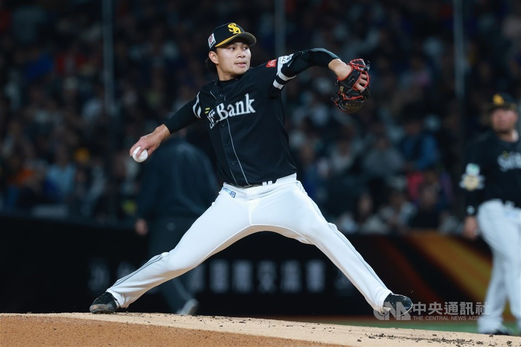 圖為日本職業棒球福岡軟銀鷹隊25歲投手徐若熙。（中央社檔案照片）