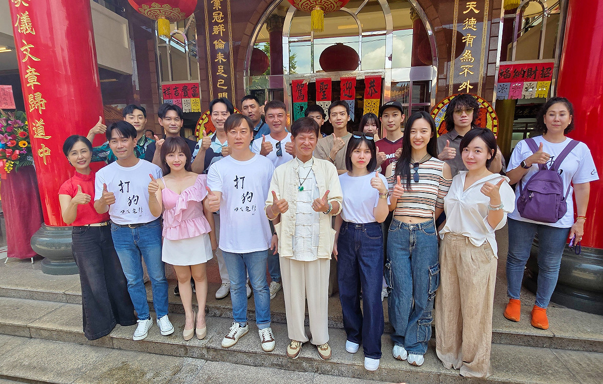 林明遠(前排右四)大量啟用在地新人， 圖：兩把刷子電影有限公司/提供