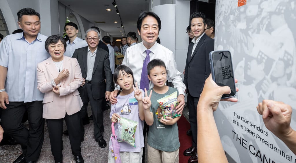 今年適逢總統直選30週年，總統賴清德（中）在總統府內觀賞系列特展及「民主餐車市集」，並與民眾互動合影。（總統府提供）中央社記者高華謙傳真　115年6月6日
