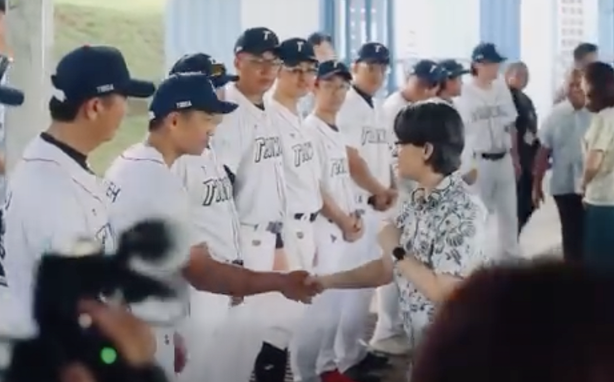 副總統蕭美琴抵達帛琉後前往台帛交流賽現場，為台灣代表隊選手加油打氣。 圖：翻攝自 台灣國際棒球交流發展協會臉書