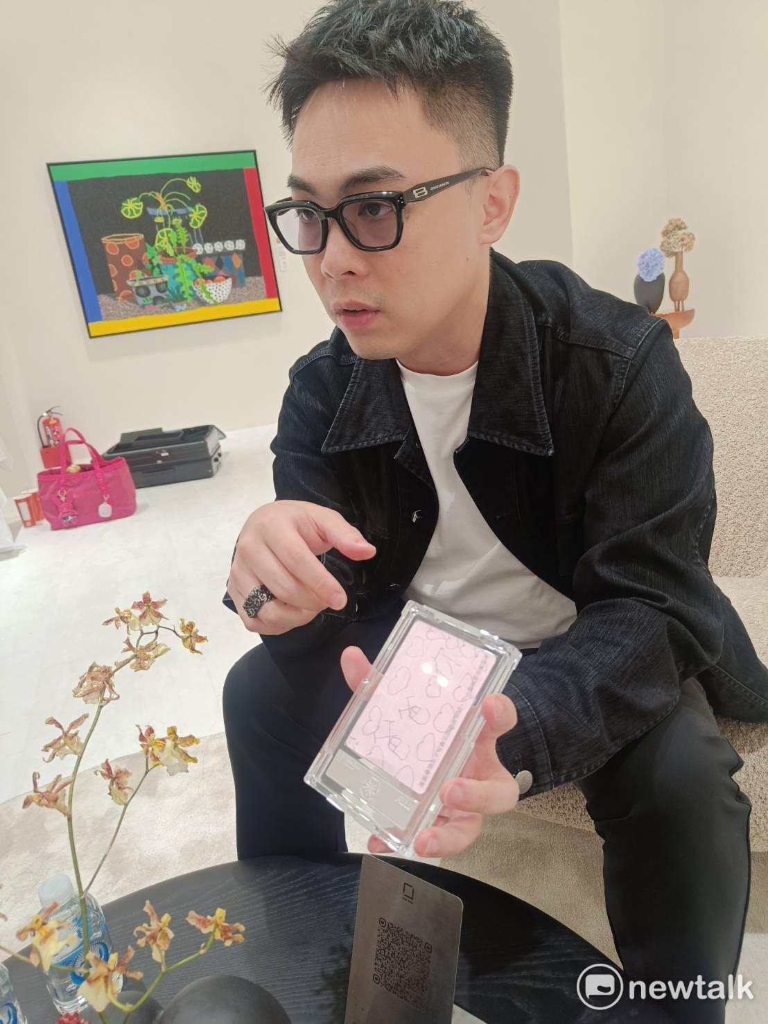 曾國良分享自己封裝的第一張卡片，是女兒親手寫給他的「爸爸我愛你」卡片。 圖：唐復年/攝