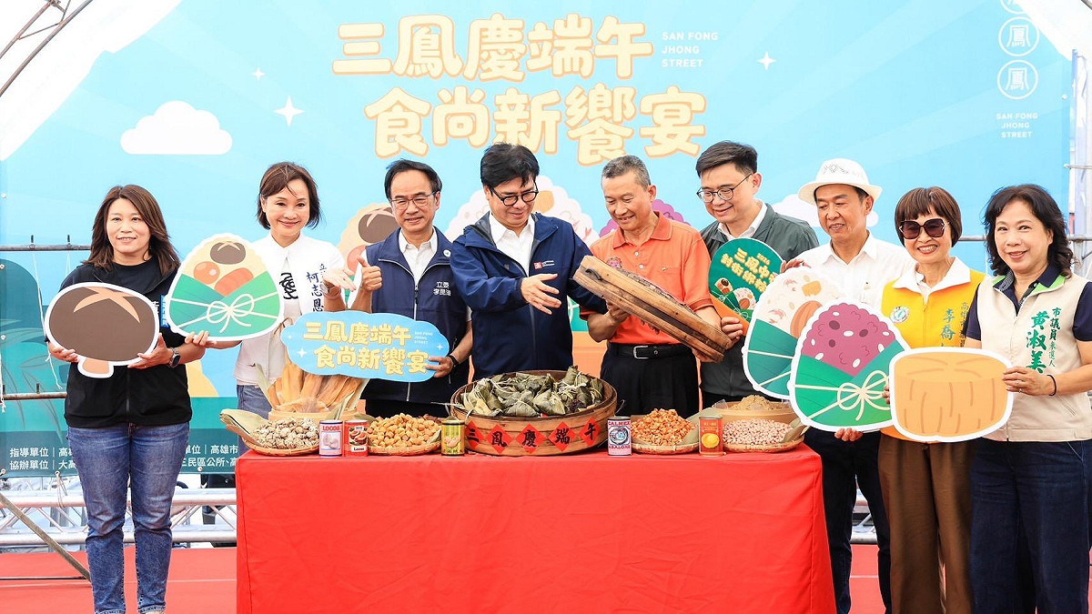 陳其邁(左四)與賴瑞隆(右四)、柯志恩(左二)一同下場包粽。 圖：高雄市政府/提供