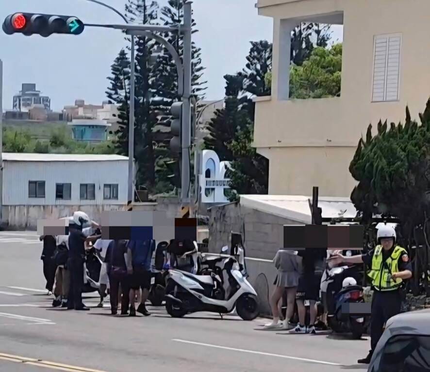 澎湖縣6日發生自由行遊客在跨海大橋拍照時發生口角衝突，雙方回程途中又碰頭，再度爭執推擠，所幸警方獲報及時到場化解紛爭。（馬公警分局提供）中央社  115年6月6日